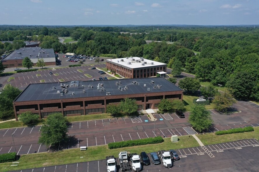 2080 Cabot Blvd W, Langhorne, PA à louer - Aérien – Image 2 sur 11