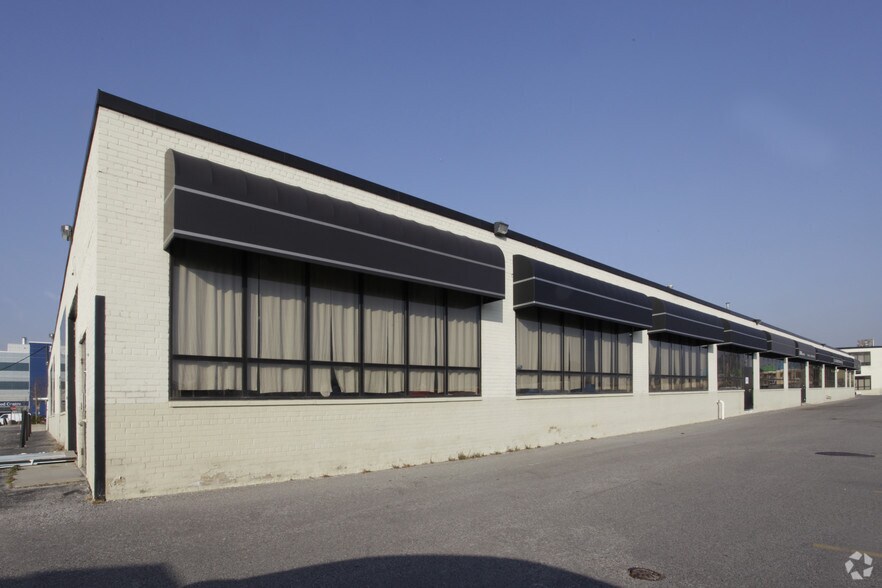 105 Vanderhoof Ave, Toronto, ON à louer - Photo de l’immeuble – Image 3 sur 3