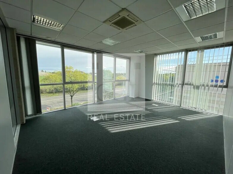 Bureau dans Bron à vendre - Photo de l’immeuble – Image 2 sur 12