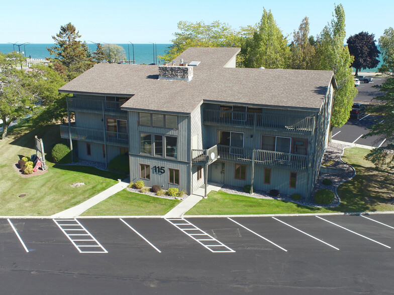 115 E Waldo Blvd, Manitowoc, WI à louer - Photo principale – Image 1 sur 2