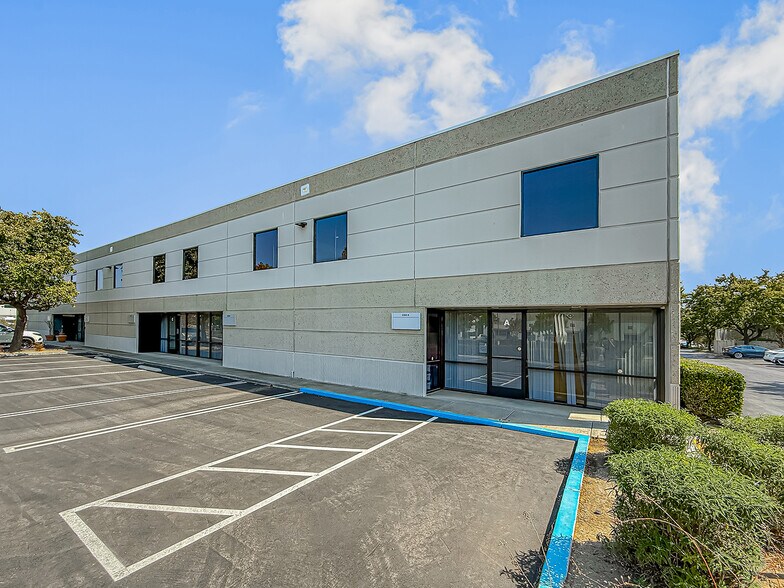 2360 E Sturgis Rd, Oxnard, CA à vendre - Photo de l’immeuble – Image 2 sur 17