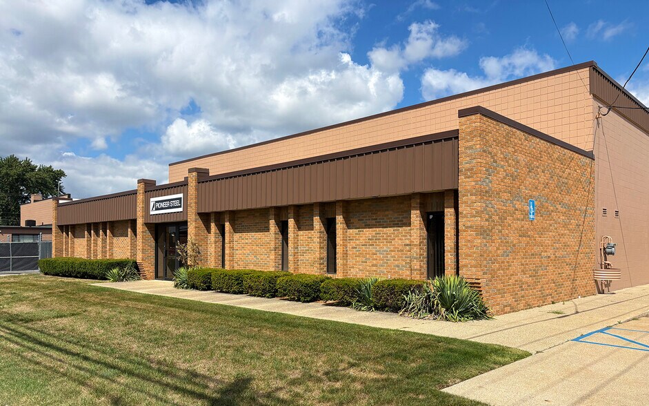 16129 Common Rd, Roseville, MI à louer - Photo principale – Image 1 sur 8
