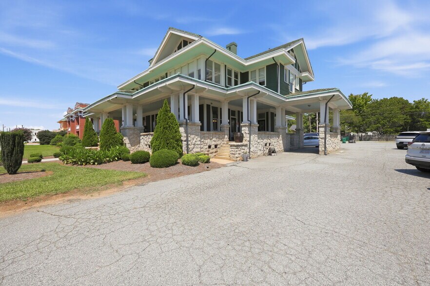 1100 N Main St, High Point, NC à vendre - Photo de l’immeuble – Image 3 sur 57