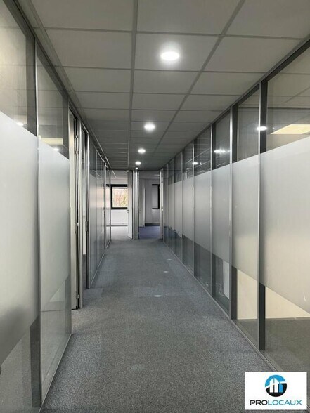 Bureau dans Roissy-en-France à vendre - Photo de l’immeuble – Image 2 sur 12