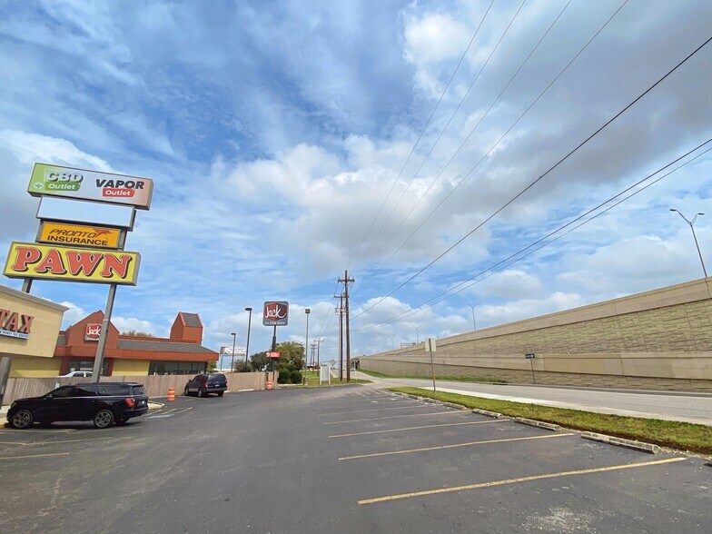 6407-6413 NW Loop 410, San Antonio, TX à louer - Photo de l’immeuble – Image 3 sur 7