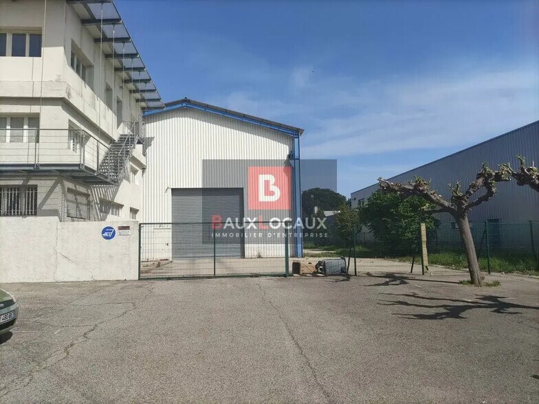 Local d'activités dans Arles à vendre - Photo de l’immeuble – Image 2 sur 11