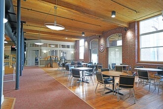 670 N Commercial St, Manchester, NH à louer Photo intérieure– Image 2 sur 5