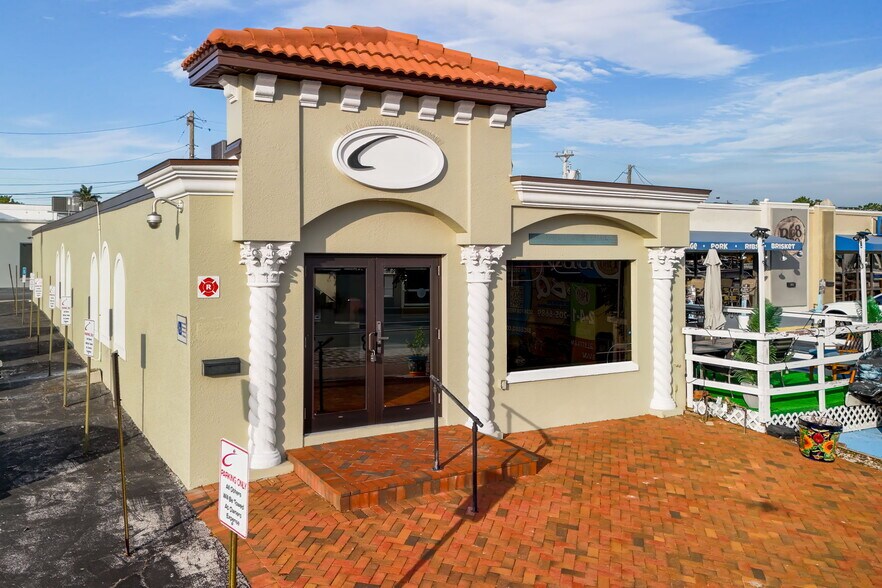 1213 SE 47th Ter, Cape Coral, FL à vendre - Photo de l’immeuble – Image 2 sur 38