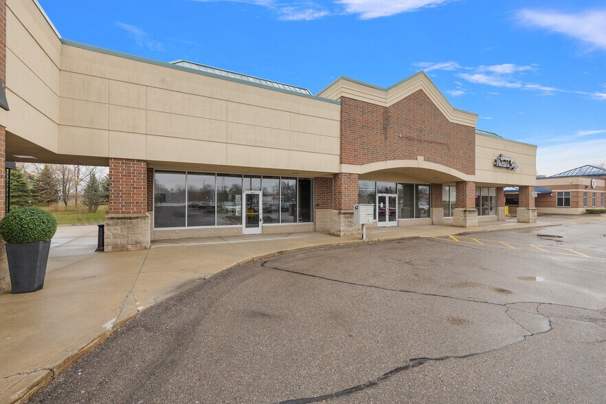 48884-48884 Romeo Plank Rd, Macomb, MI à louer - Photo de l’immeuble – Image 3 sur 5