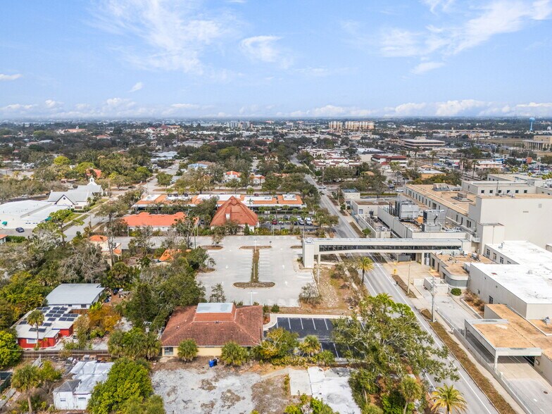 540 Nokomis Ave S, Venice, FL à vendre - Photo de l’immeuble – Image 3 sur 18