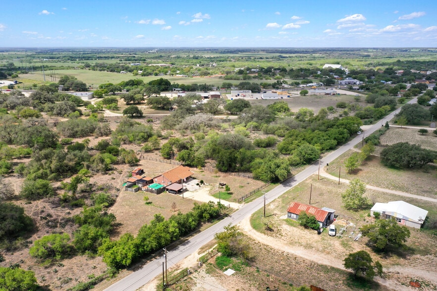 000 Rosssville, Devine, TX à vendre - Aérien – Image 3 sur 10