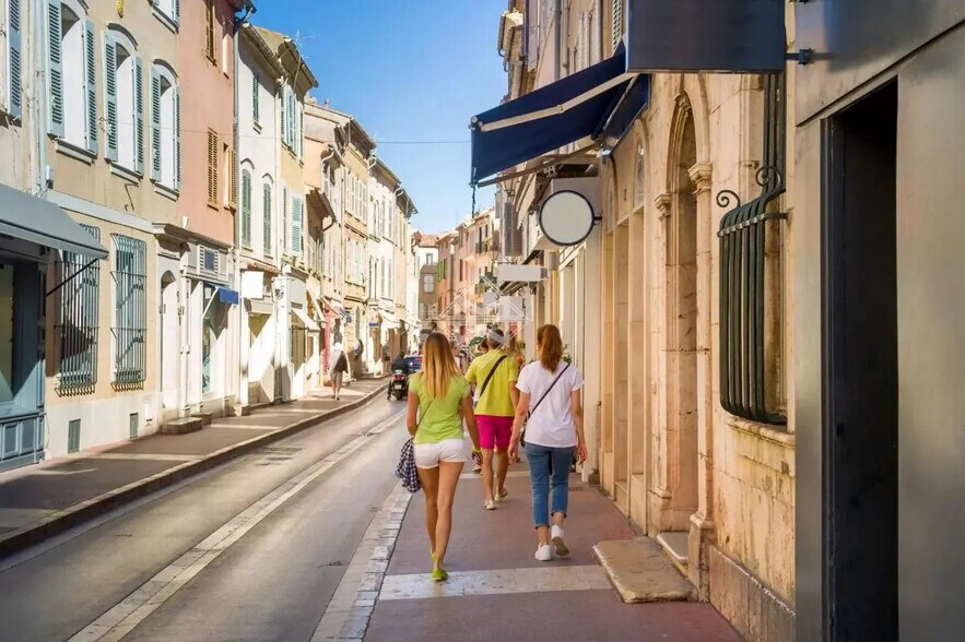 Local commercial dans Saint-Tropez à louer - Photo de l’immeuble – Image 3 sur 3