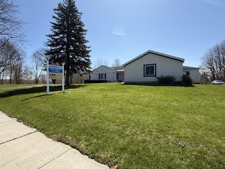 2041 Penfield Rd, Penfield, NY à louer - Photo de l’immeuble – Image 1 sur 6