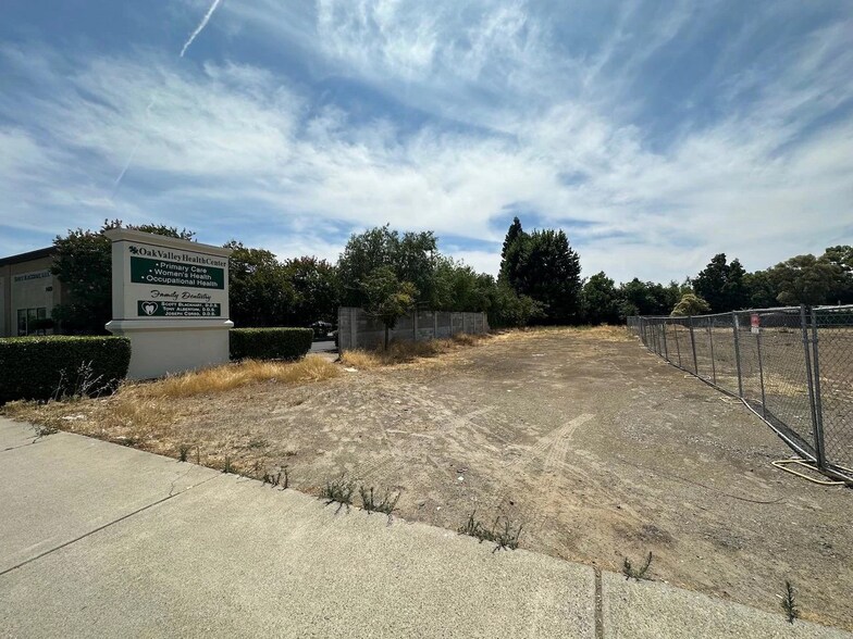 1425 F Street, Oakdale, CA à vendre - Photo de l’immeuble – Image 2 sur 8