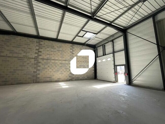 Plus de détails pour Local d'activités à louer