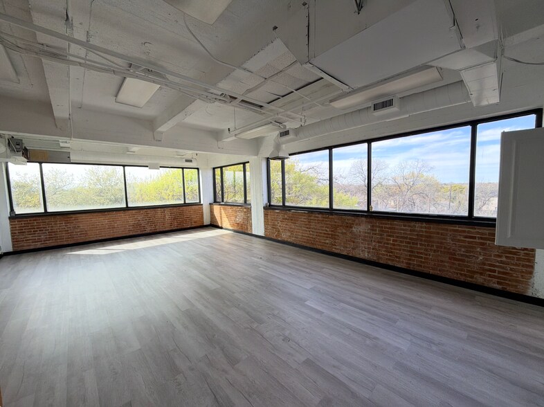 1005 W Jefferson Blvd, Dallas, TX à louer - Photo de l’immeuble – Image 3 sur 12