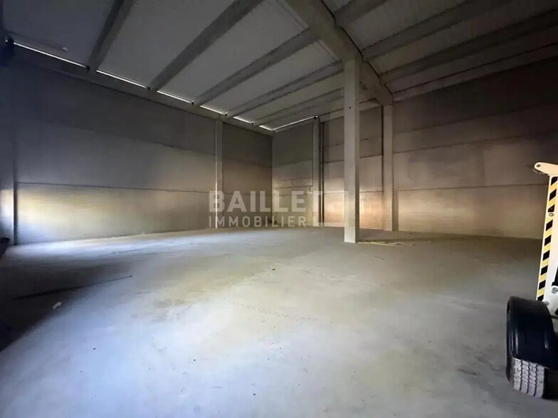 Industriel/Logistique dans Montauroux à louer - Photo de l’immeuble – Image 3 sur 5