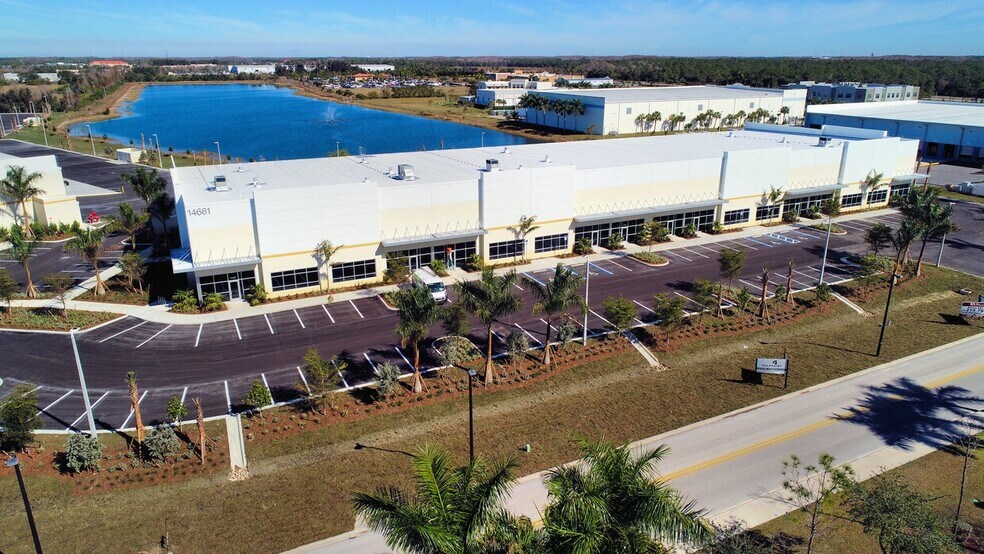 14661 Jetport Loop, Fort Myers, FL à louer - Photo de l’immeuble – Image 3 sur 5