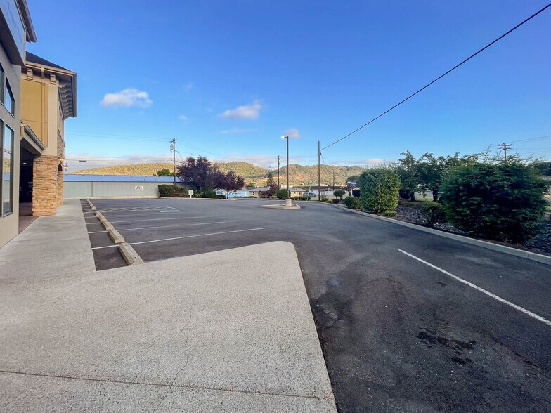 2198 NE Stephens St, Roseburg, OR à vendre - Photo de l’immeuble – Image 2 sur 48