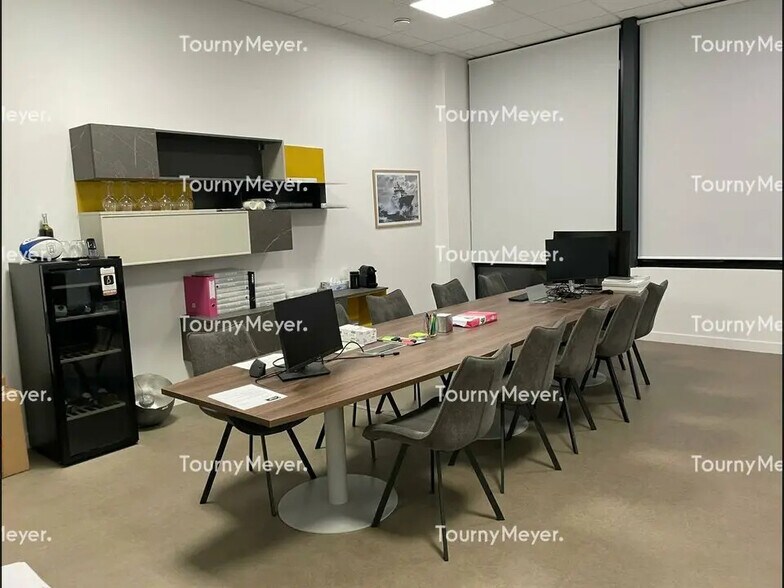 Bureau dans Plescop à louer - Photo de l’immeuble – Image 1 sur 2