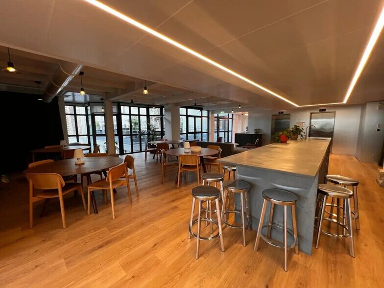 74 Rue Joseph De Maistre, Paris à louer - Photo de l’immeuble – Image 3 sur 20