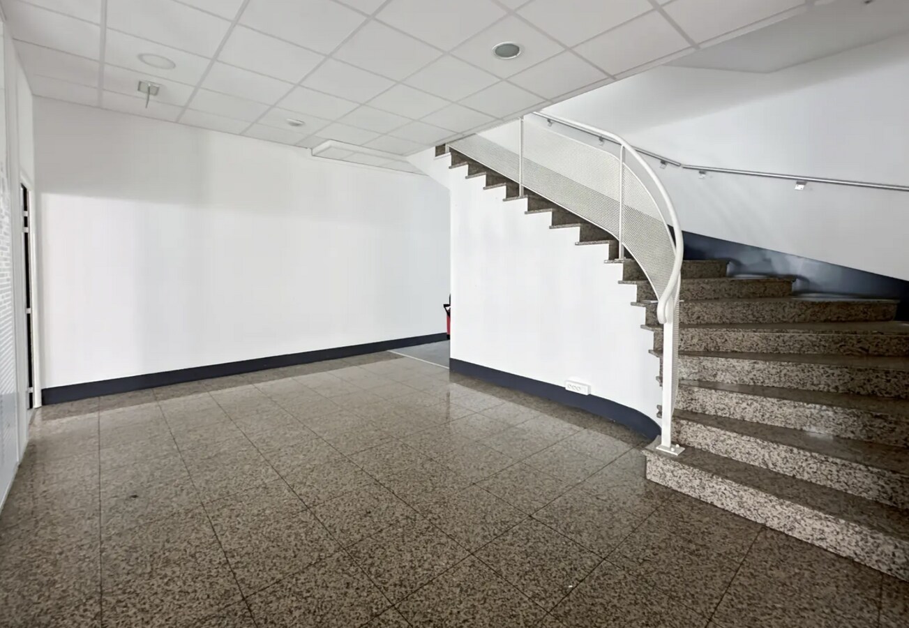 52-54 Rue Du Capitaine Guynemer, Courbevoie, HDS 92400 -  -  - Hall d’entrée - Image 1 of 6