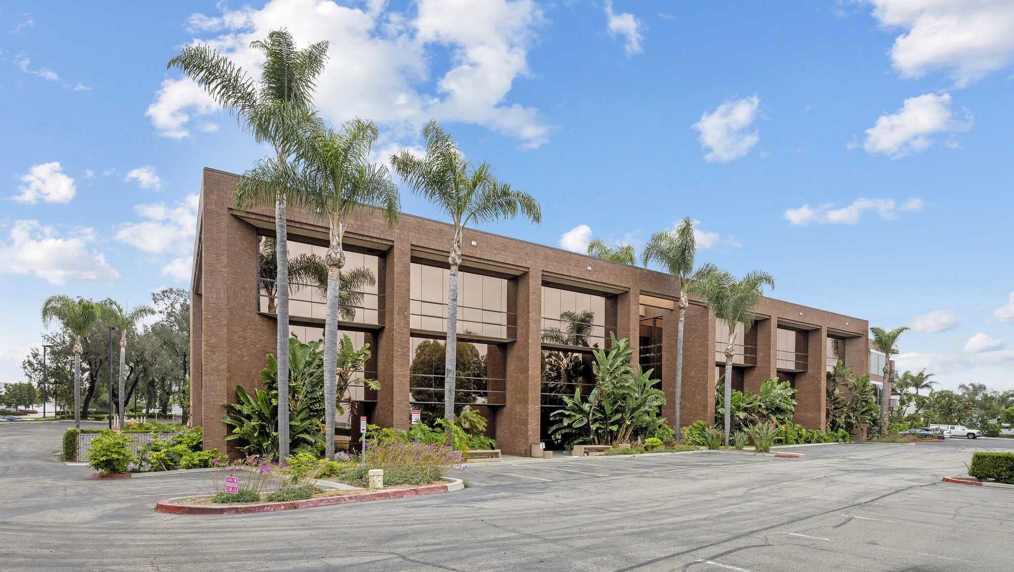 2714 Loker Ave W, Carlsbad, CA à louer Photo de l’immeuble– Image 1 sur 24
