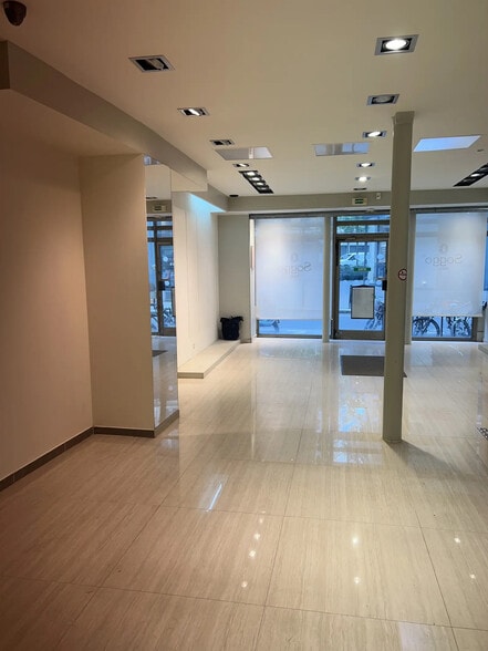 Local commercial dans Paris à vendre - Photo de l’immeuble – Image 1 sur 4