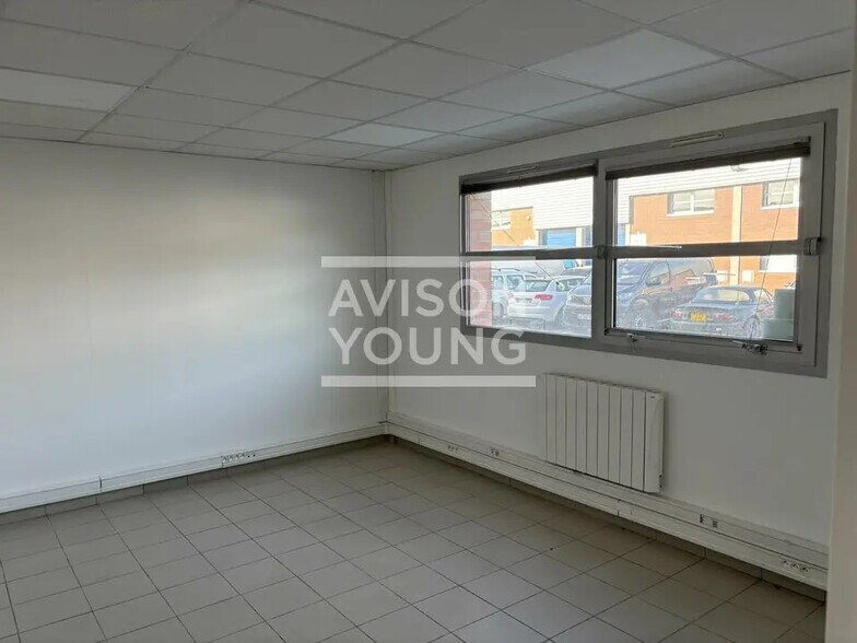 Local d’activités dans Chambly à louer - Photo de l’immeuble – Image 3 sur 5