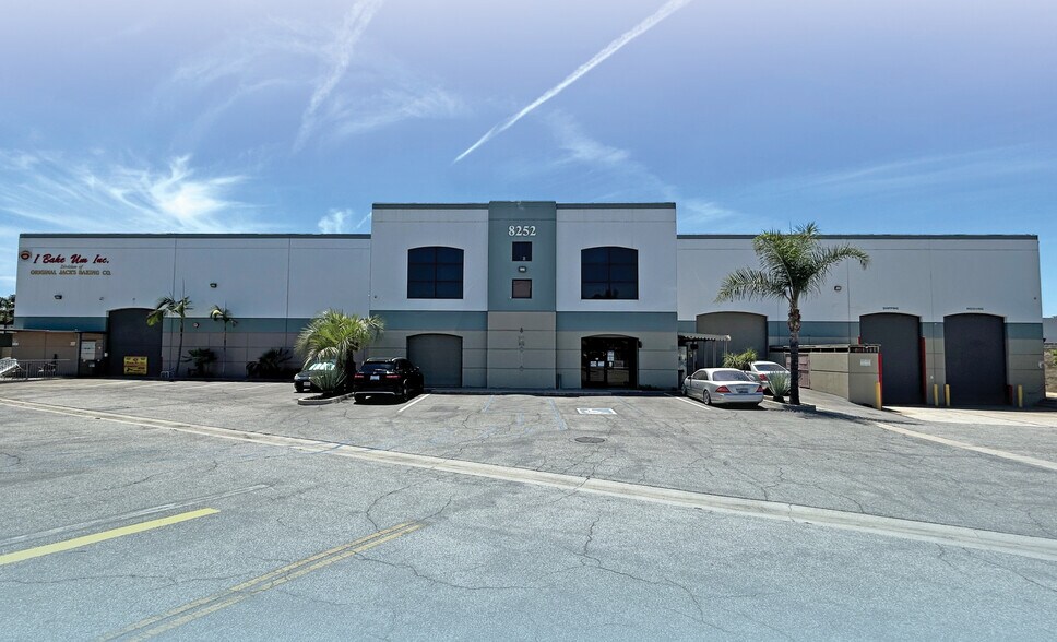 8252 Whittier Blvd, Pico Rivera, CA à vendre - Photo de l’immeuble – Image 1 sur 4
