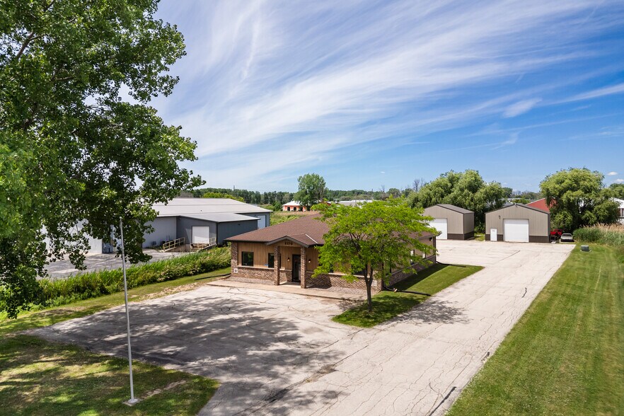 2270 Salscheider Ct, Howard, WI à vendre - Photo de l’immeuble – Image 3 sur 40