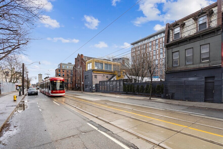 301-311 Queen Street East, Toronto, ON à vendre - Photo de l’immeuble – Image 3 sur 3