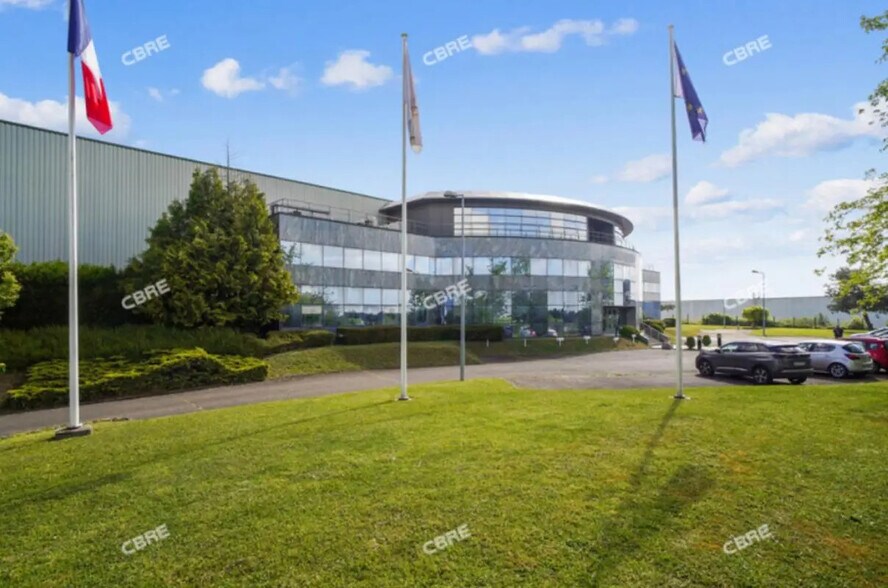 Local d'activités dans Houdan à vendre - Photo de l’immeuble – Image 3 sur 14