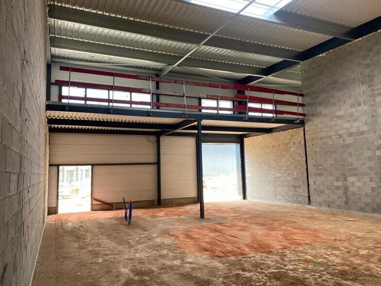 Industriel/Logistique dans Brignoles à louer - Photo de l’immeuble – Image 3 sur 5
