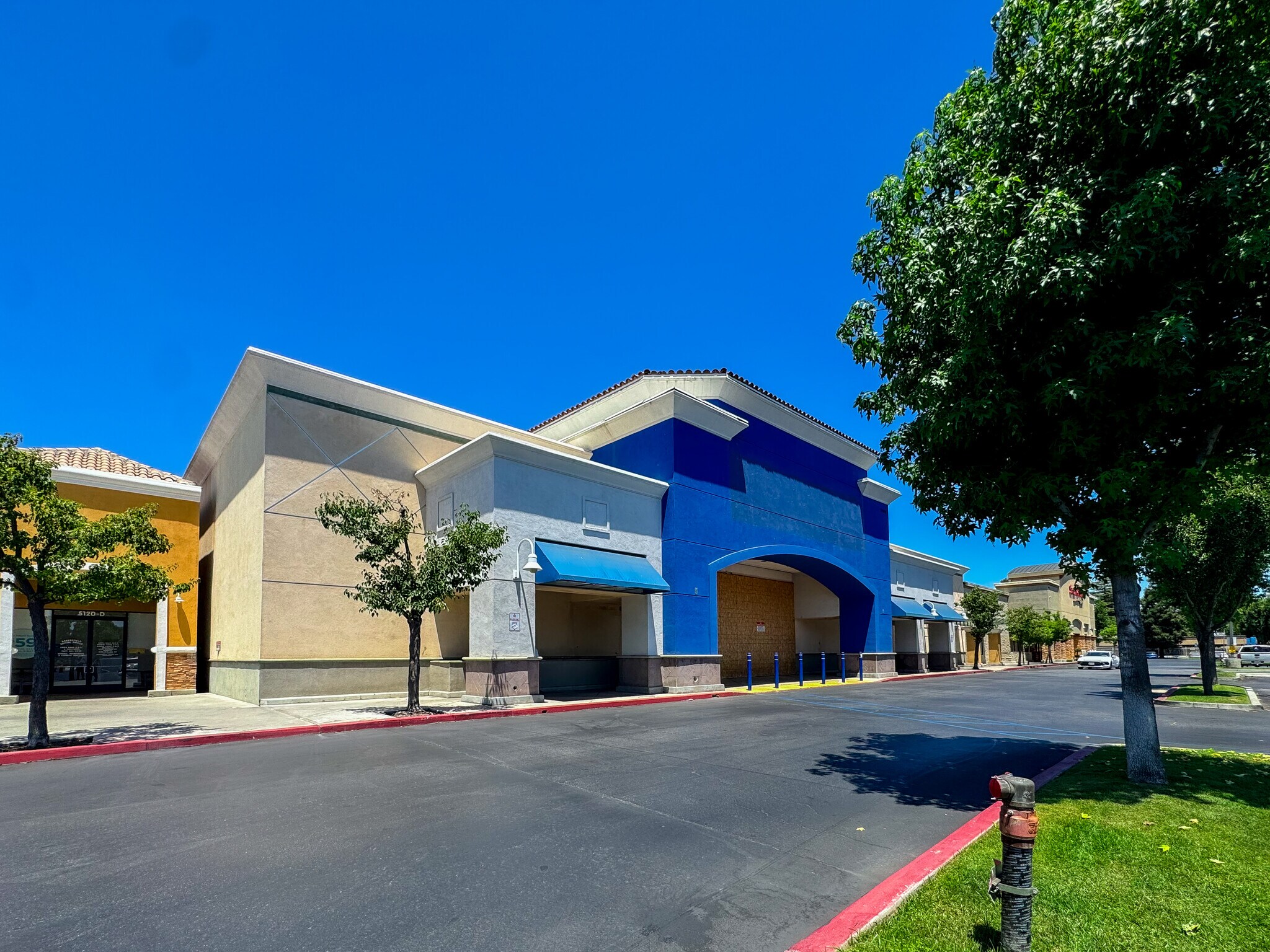5000 Stockdale Hwy, Bakersfield, CA à louer Photo de l’immeuble– Image 1 sur 9