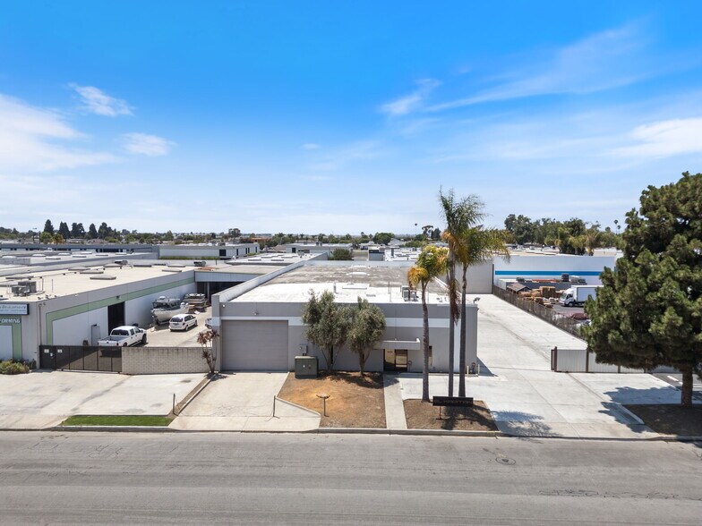15591 Container Ln, Huntington Beach, CA à vendre - Photo de l’immeuble – Image 2 sur 14