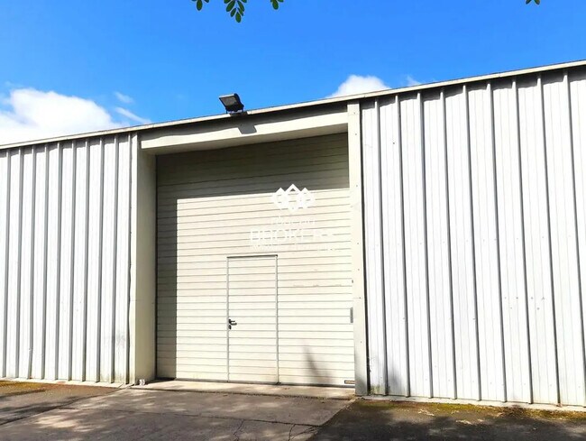 Plus de détails pour Local d'activités à louer