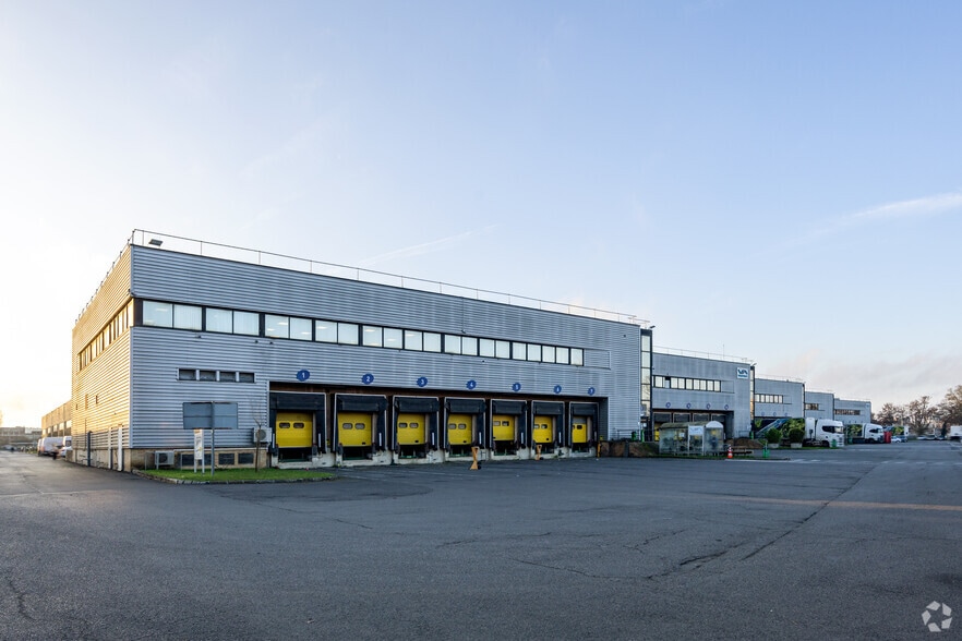 51 Rue Du Commandant Rolland, Le Bourget à louer - Photo principale – Image 1 sur 2