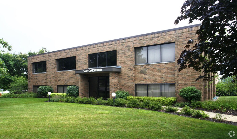 570 Oakwood Rd, Lake Zurich, IL à vendre - Photo de l’immeuble – Image 3 sur 10