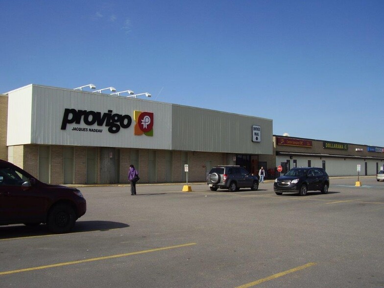 300 Boul La Salle, Baie-comeau, QC à louer - Photo de l’immeuble – Image 2 sur 3