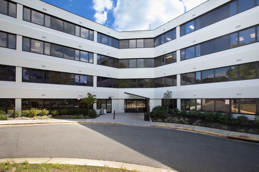 3289 Woodburn Rd, Annandale, VA à louer - Photo de l’immeuble – Image 3 sur 3