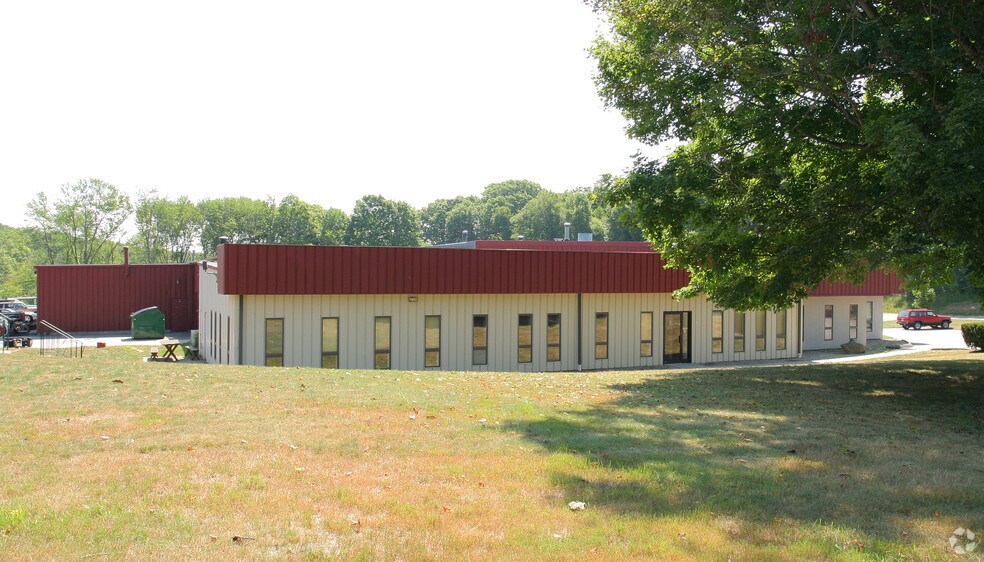 1 Sinco Pl, East Hampton, CT à louer - Photo de l’immeuble – Image 3 sur 3