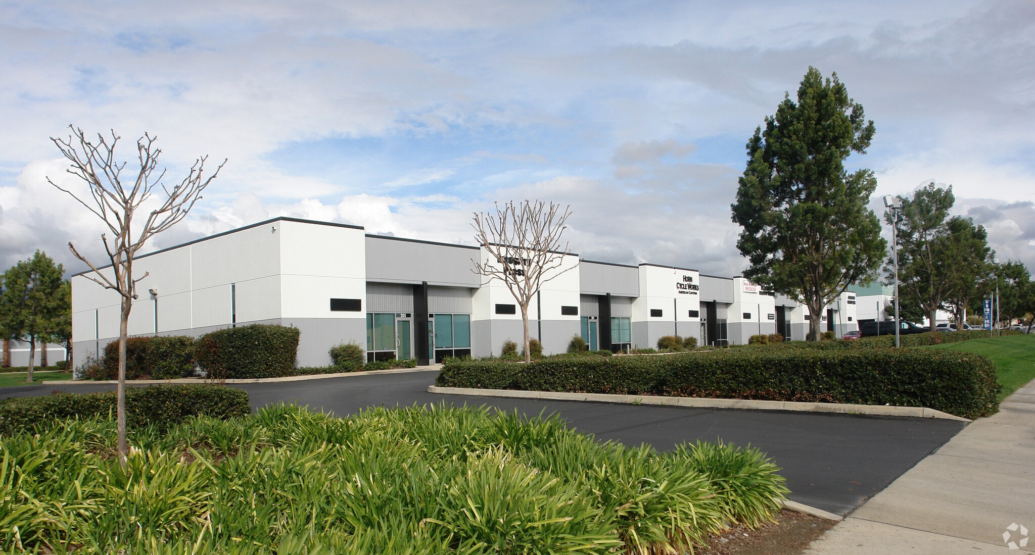 183-205 E Arrow Hwy, Pomona, CA à louer Photo principale– Image 1 sur 7