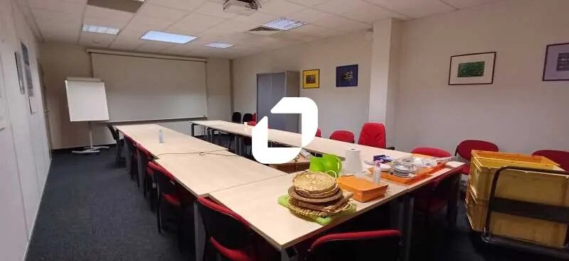 Bureau dans Aubergenville à louer - Photo de l’immeuble – Image 3 sur 7