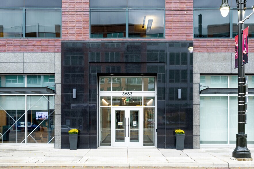 3663 Woodward Ave, Detroit, MI à louer - Photo de l’immeuble – Image 2 sur 21