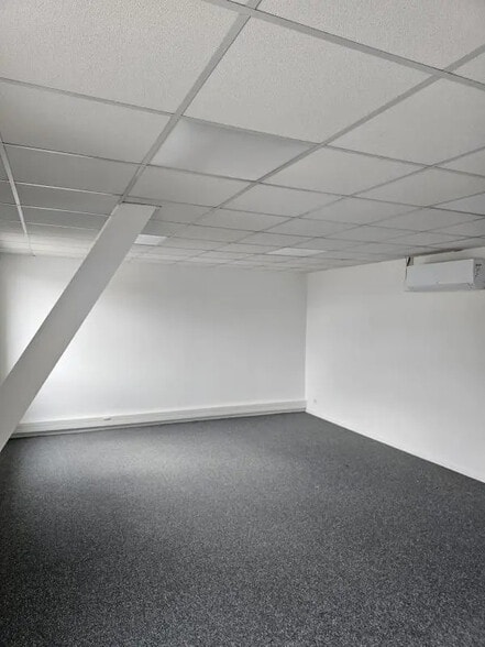 Bureau dans Bréal-sous-Montfort à louer - Photo intérieure – Image 3 sur 7