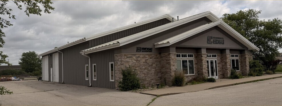 740 Kacena Rd, Hiawatha, IA à vendre - Photo de l’immeuble – Image 2 sur 12