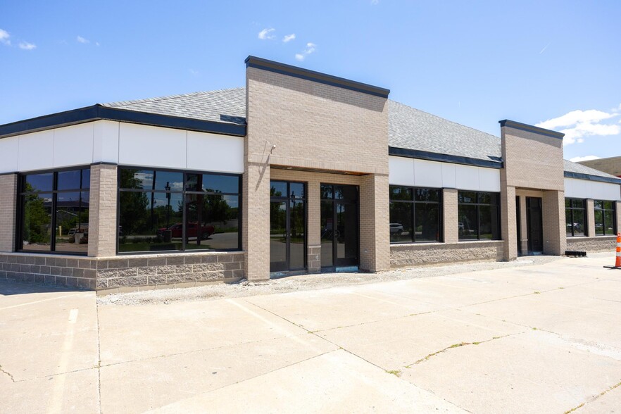 2411 2nd St, Coralville, IA à louer - Photo de l’immeuble – Image 1 sur 16