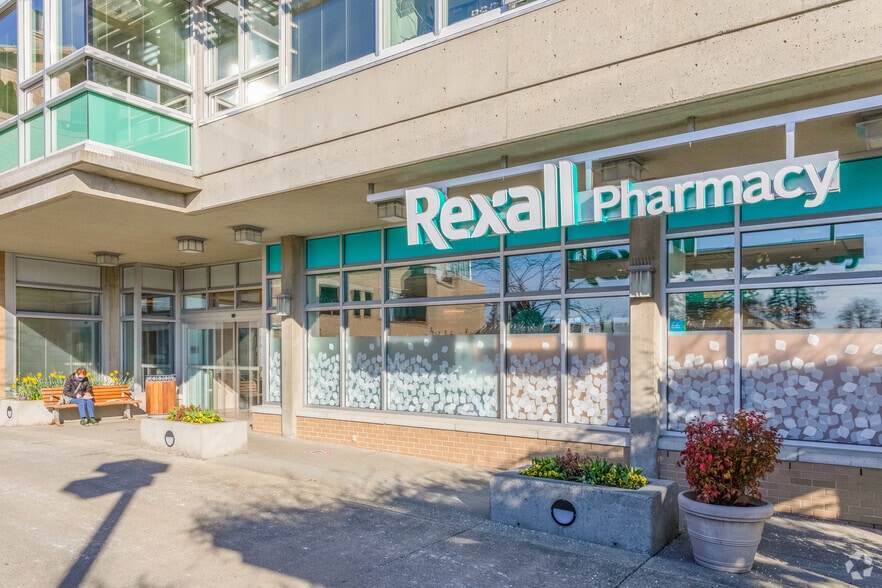 575 16th St, West Vancouver, BC à louer - Photo de l’immeuble – Image 2 sur 6