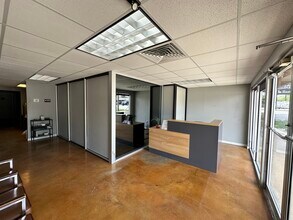 13216 Pond Springs Rd, Austin, TX à louer Hall d’entrée– Image 1 sur 8